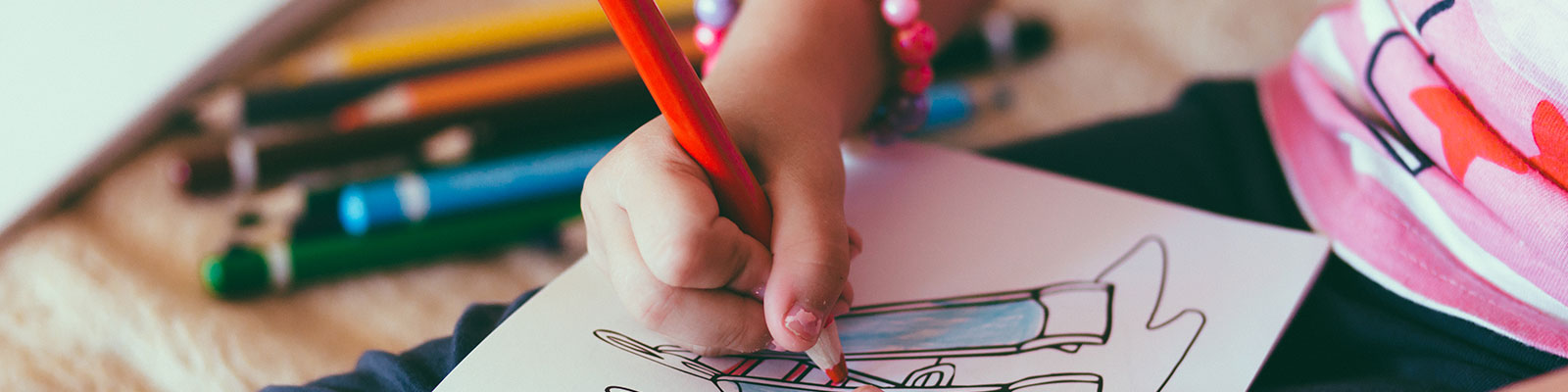 Kind malt ein Bild aus mit Stiften