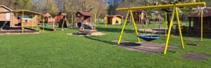 Großer, naturnaher und farbenfroher Spielplatz mit vielen Spielgeräten